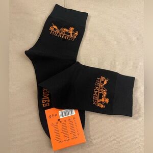 Classic Equestrian Graphic Cotton Blend Socks – Sleek Black & Orange